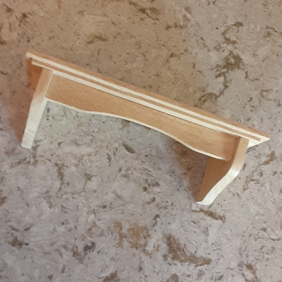 Small blonde wood display shelf